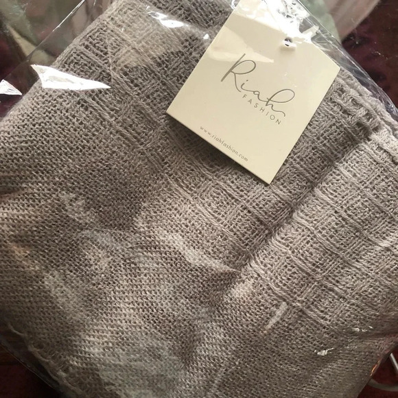 NWT Infinity Scarf Light Gray by Riah Fashion - Picture 3 of 4